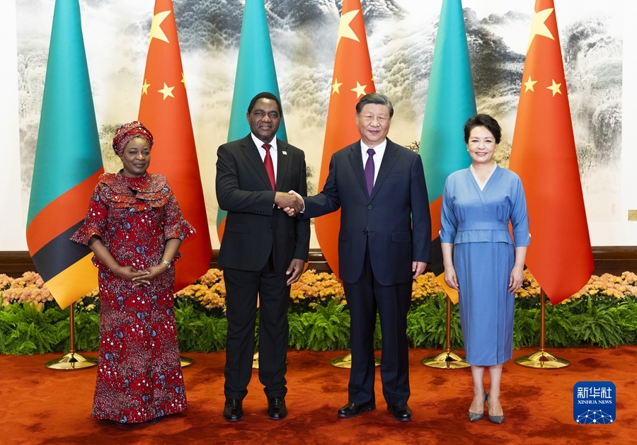 Chinese President Xi Jinping (2nd R) and his wife Peng Liyuan (1st R) meet with Zambian President Hakainde Hichilema (2nd L) and the country's First Lady Mutinta Hichilema (1st L) in Beijing, China, September 15, 2023. /Xinhua