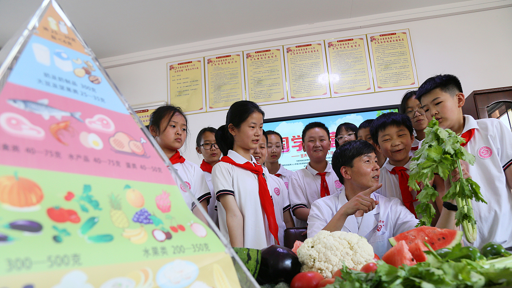 A local nutrition expert provides food safety guidance to students at the No. 1 Primary School in Pingxiang County, Xingtai City, north China's Hebei Province, May 18, 2023. /CFP