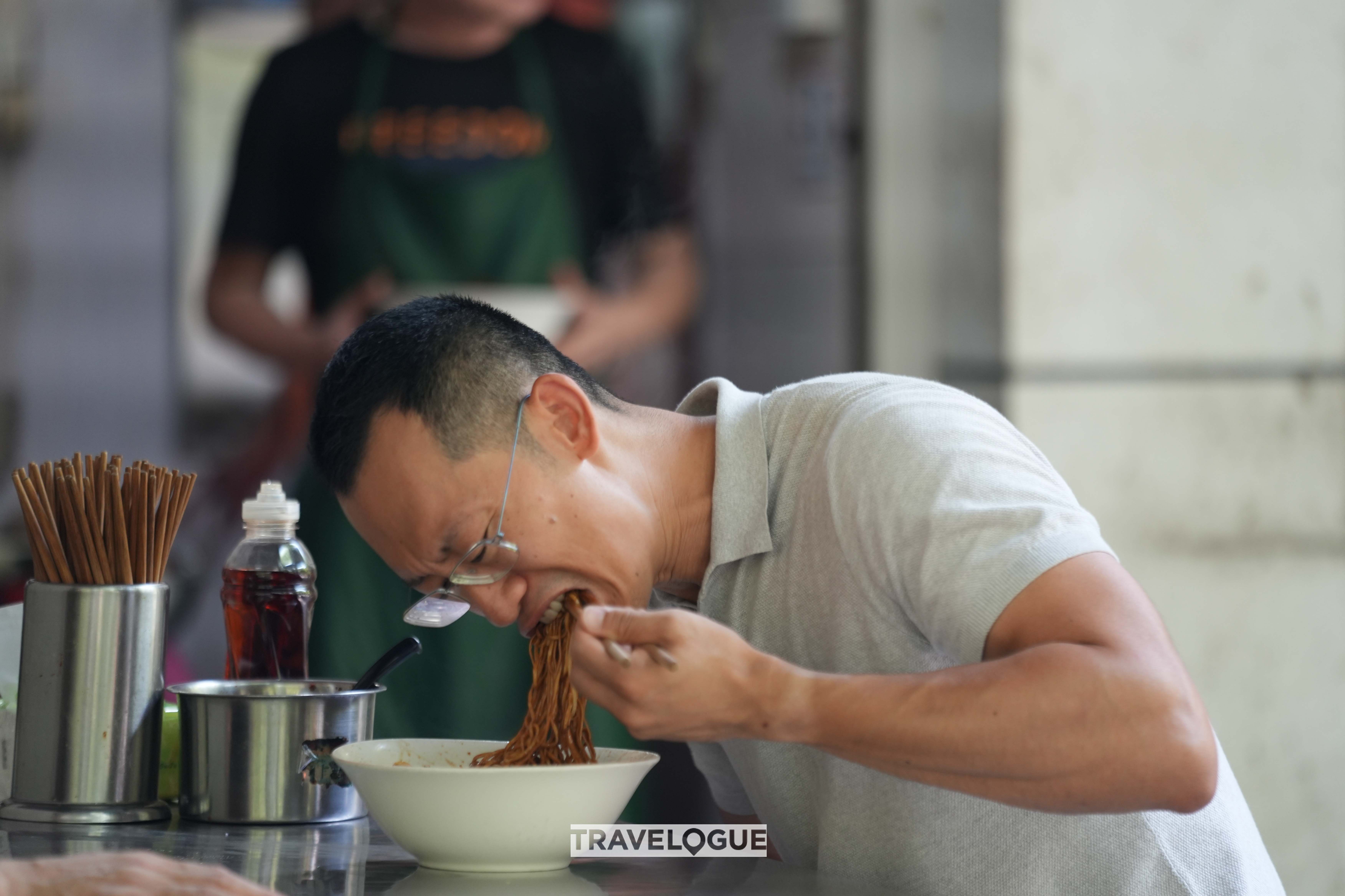 A CGTN host eats pian'er chuan in Hangzhou, Zhejiang Province. /CGTN