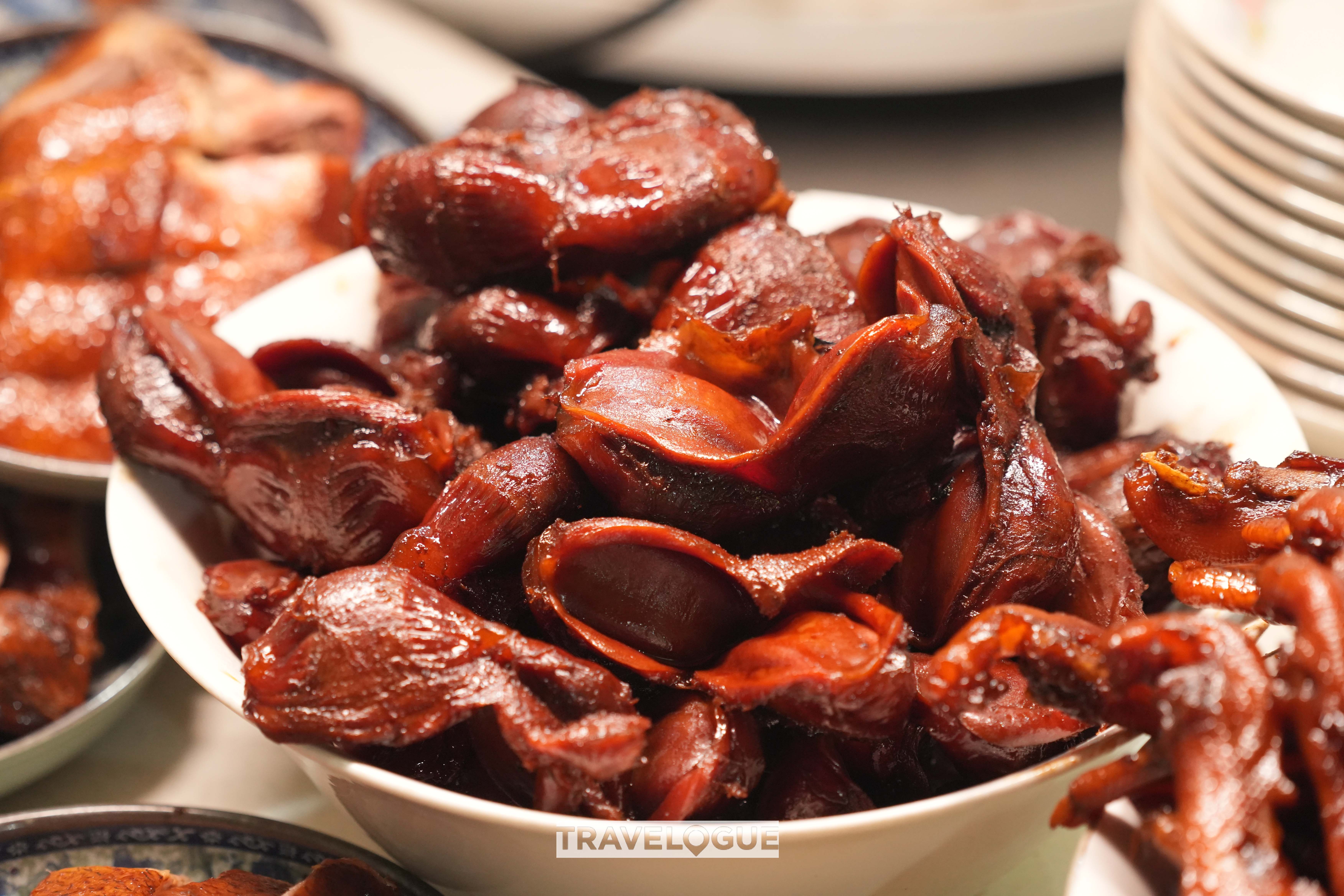 Chicken or other kinds of meat is usually used as the topping of pian'er chuan. /CGTN