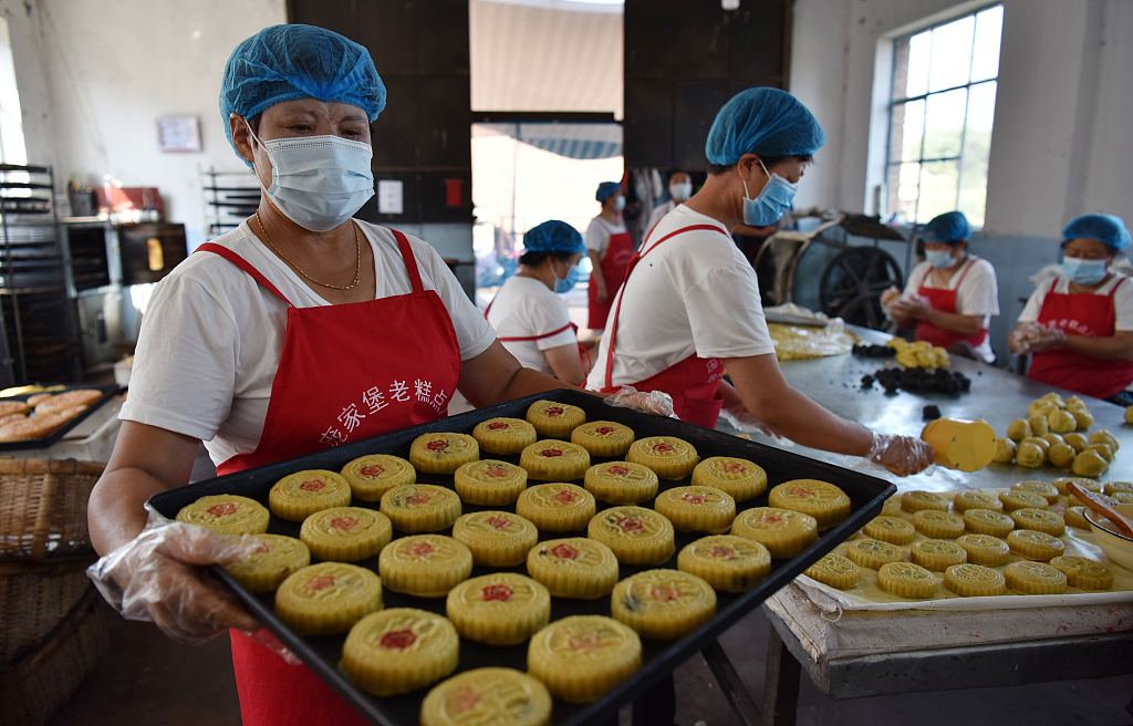 Workers prepare traditional mooncakes made with flax oil at a food factory in Pangjiabao Town of Zhangjiakou, north China's Hebei Province on September 14, 2023. /CGTN