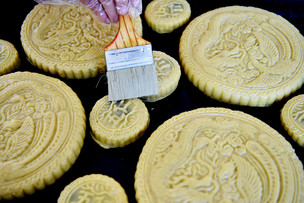 Workers prepare traditional mooncakes made with flax oil at a food factory in Pangjiabao Town of Zhangjiakou, north China's Hebei Province on September 14, 2023. /CGTN