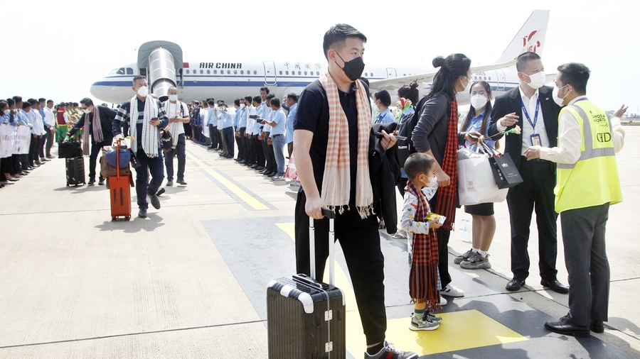 Chinese tourists arrive at the Phnom Penh International Airport in Phnom Penh, Cambodia, February 7, 2023. /Xinhua