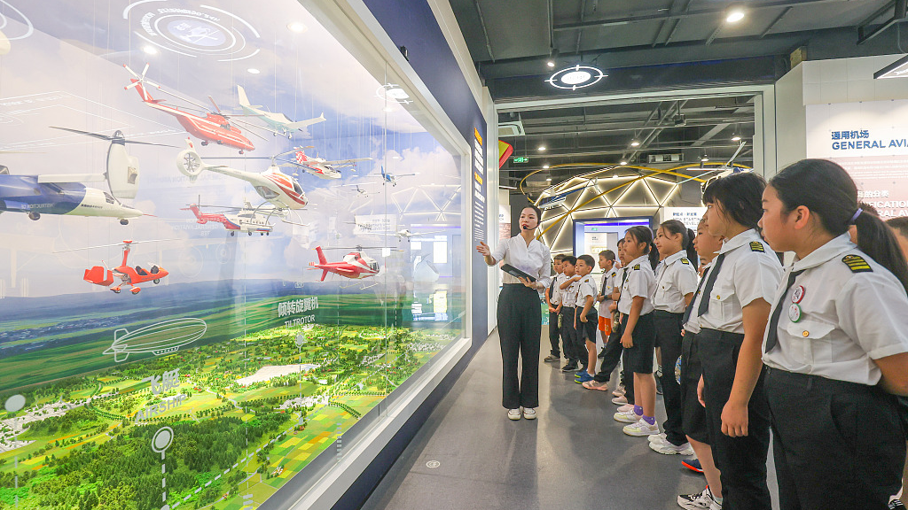 Children visit an aviation science popularization museum, Deqing County, Huzhou City, east China's Zhejiang Province, July 9, 2022. /CFP