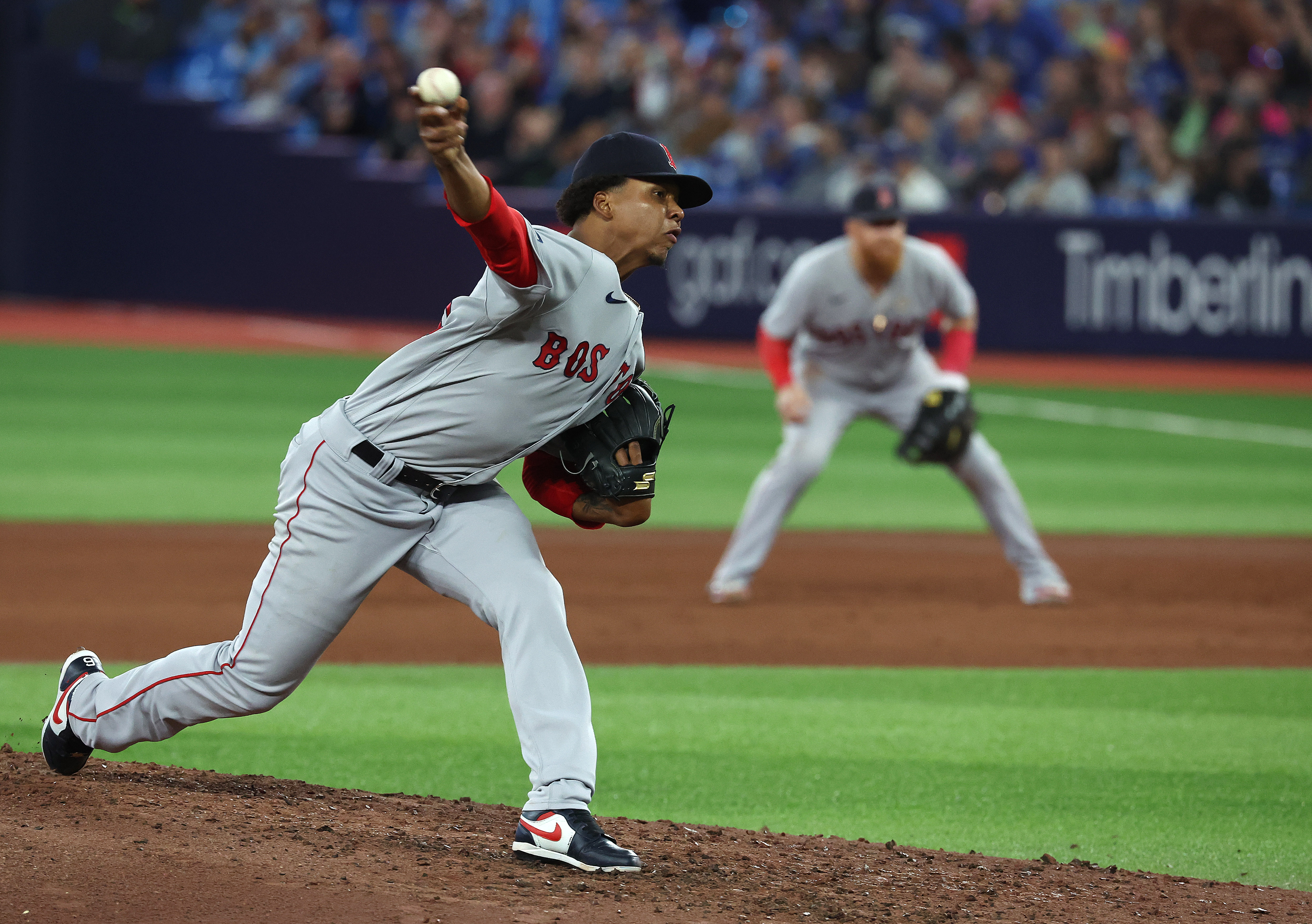 Brayan Bello (L) of the Boston Red Sox pitches in the game against the Toronto Blue Jays at Rogers Centre in Toronto, Canada, September 15, 2023. /CFP