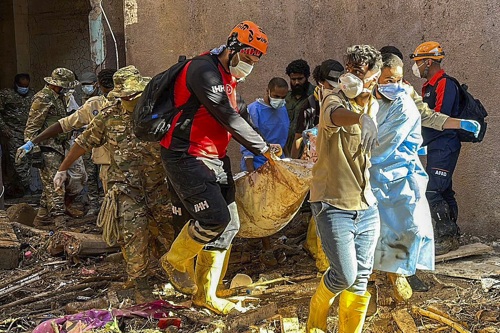 Rescuers retrieve the body of a flooding victim in Derna, Libya, September 13, 2023. /CFP