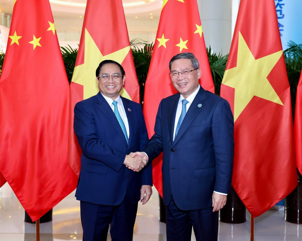 Chinese Premier Li Qiang (R) shakes hands with Vietnamese Prime Minister Pham Minh Chinh in Nanning, south China's Guangxi Zhuang Autonomous Region, September 16, 2023. /Xinhua