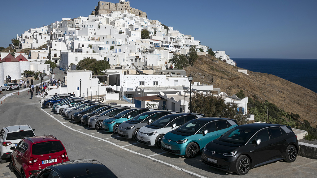 A row of electric cars park on the roadside at the foot of a hill in Astypalea, Greece, June 2, 2021. /CFP
