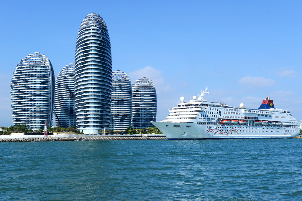 Luxury hotels and cruises are one of the symbols of the flourishing tourism industry in Sanya, Hainan Province. /CFP