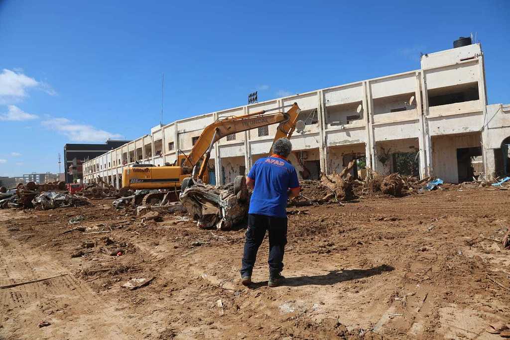 Teams from Türkiye's State Disaster and Emergency Management Authority join search and rescue operations following devastating floods in Libya, September 14, 2023. /CFP
