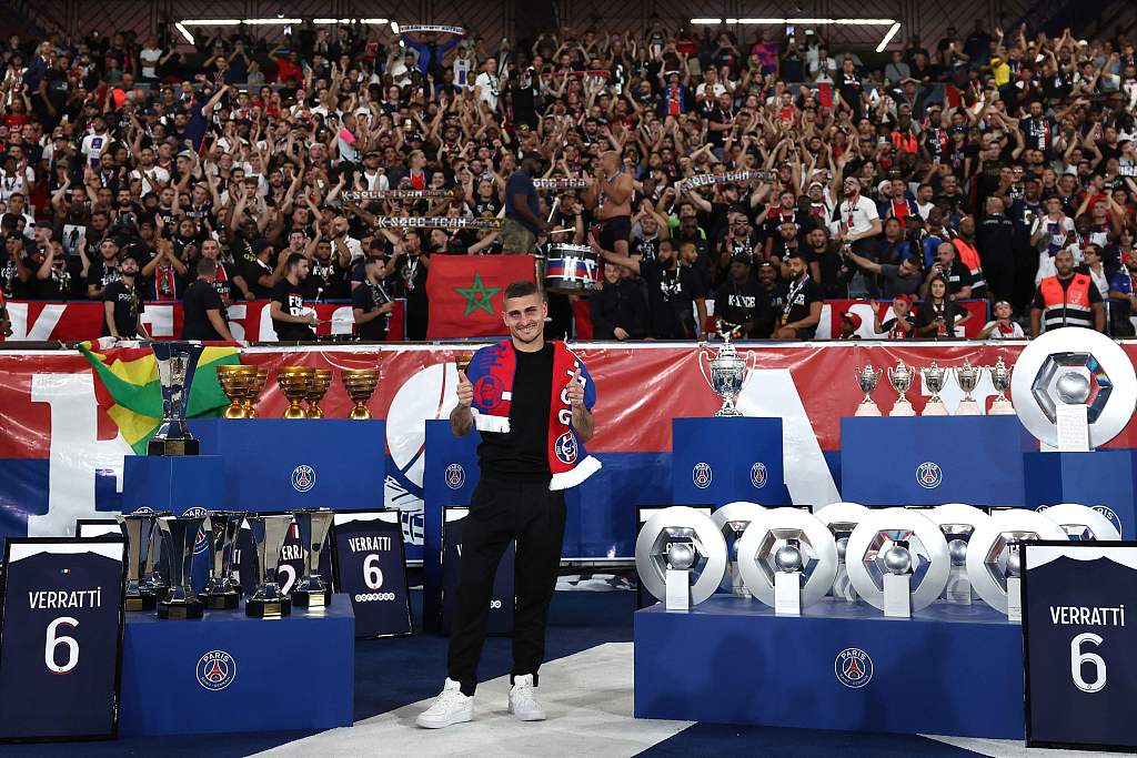 Italian midfielder Marco Verratti poses for photographs in front of PSG supporters during a ceremony paying tribute to him following his club departure, before the match between PSG and OGC Nice at the Parc des Princes Stadium in Paris, France, September 15, 2023. /CFP