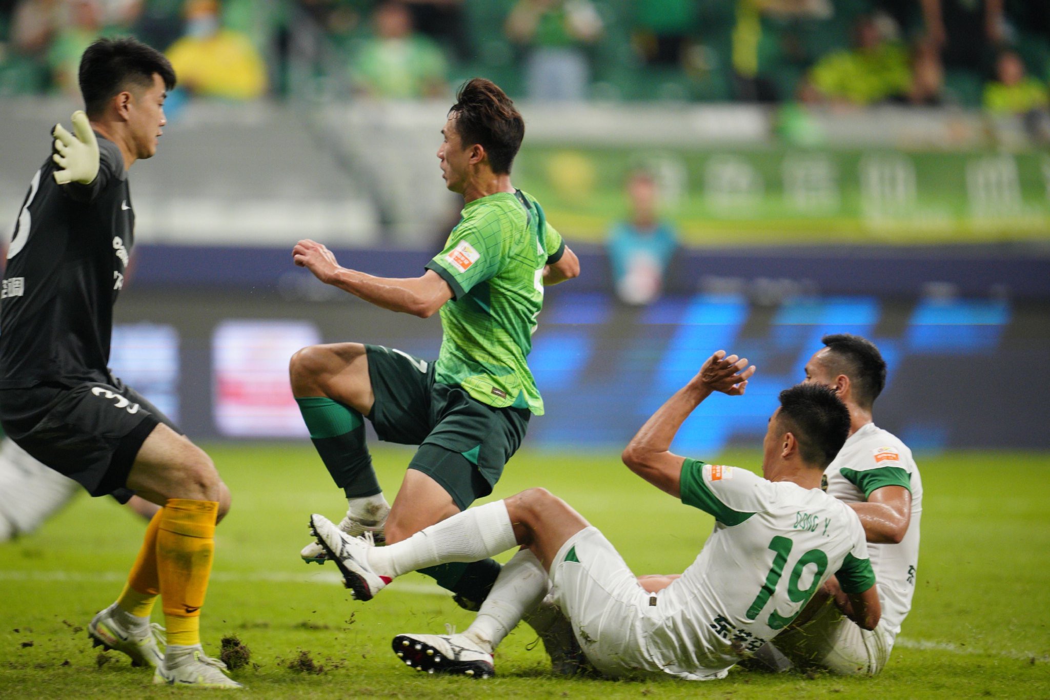 Beijing Guoan's Kang Sang-woo (C) misses a chance during their Chinese Super League clash with Zhejiang FC at the new Workers' Stadium in Beijing, China, September 15, 2023. /Beijing Guoan