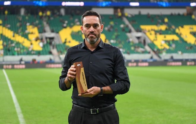 Beijing Guoan coach Ricardo Soares received the Chinese Super League Coach of the Month award for August ahead of their clash with Zhejiang FC at the new Workers' Stadium in Beijing, China, September 15, 2023. /Beijing Guoan