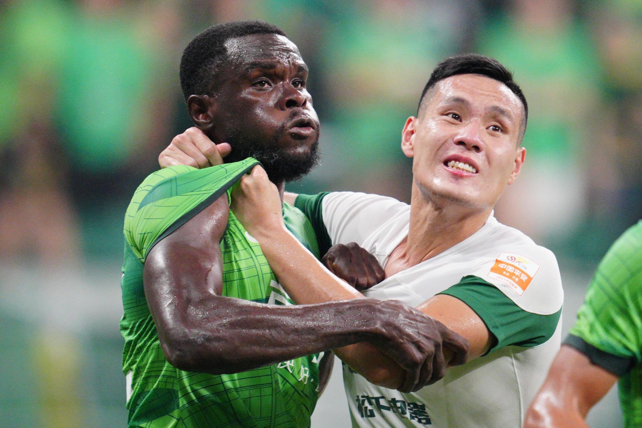 Beijing Guoan's Michael Ngadeu wrestles with Zhejiang FC's Leung Nok Hang during their Chinese Super League clash at the new Workers' Stadium in Beijing, China, September 15, 2023. /Beijing Guoan