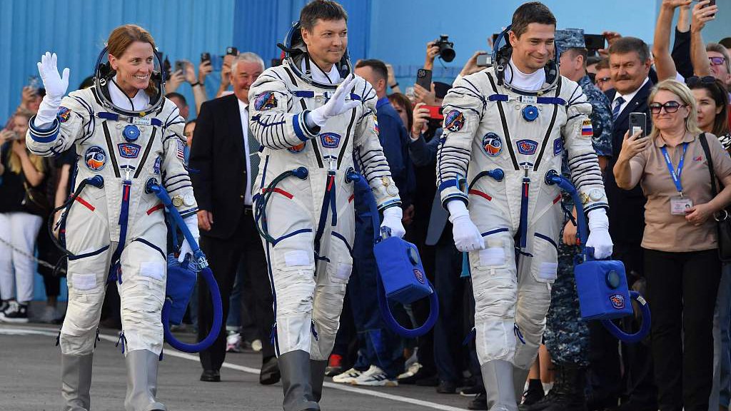U.S. NASA astronaut Loral O'Hara (L) and Russian Roscosmos cosmonauts Oleg Kononenko (C) and Nikolai Chub, members of the ISS Expedition 70-71 main crew, during the pre-launch preparations in the Russian-leased Baikonur cosmodrome in Kazakhstan on September 15, 2023. /CFP