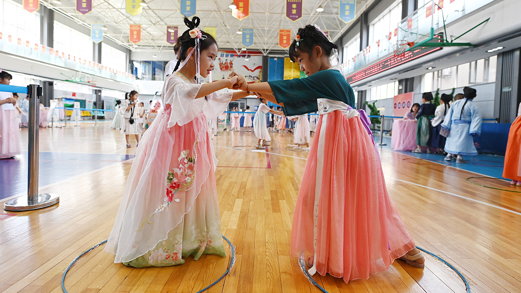 A photo taken on July 1, 2023 shows two pupils practicing juedi at a school in Changchun, Jilin Province. /CFP