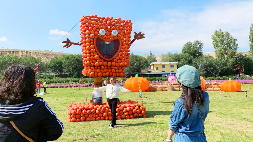 A giant pumpkin-themed event is held at a farm in Urumqi, northwest China's Xinjiang Uygur Autonomous Region, September 16, 2023. /CFP