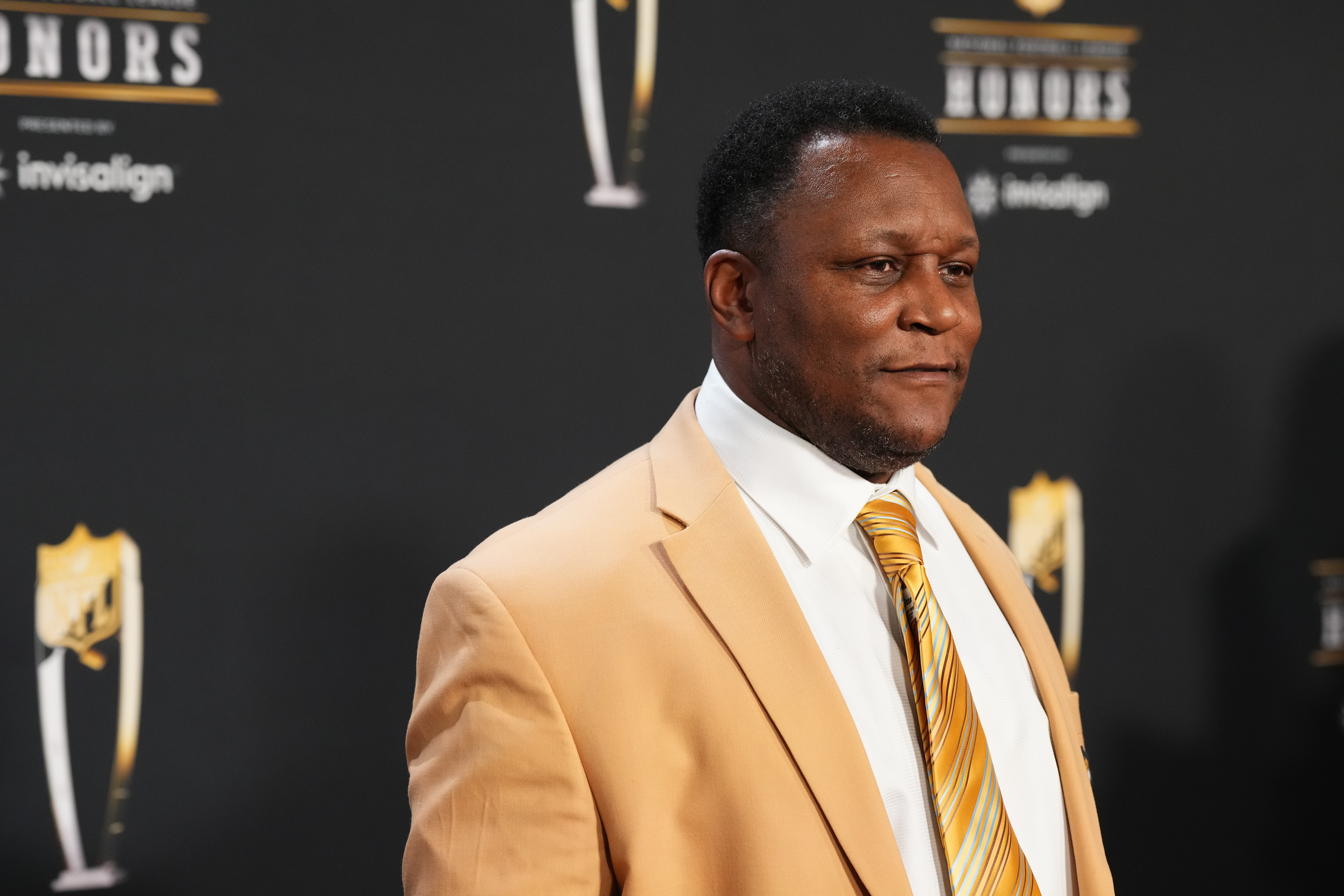 Legendary running back Barry Sanders of the Detroit Lions poses for a photo on the red carpet during NFL Honors at the Symphony Hall in Phoenix, Arizona, February 9, 2023. /CFP 
