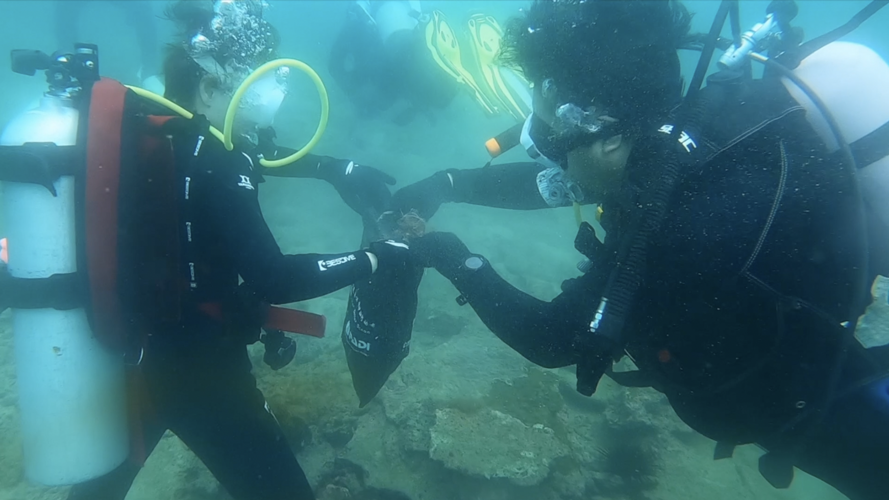 Chinese divers clean up ocean to help restore a clean blue planet