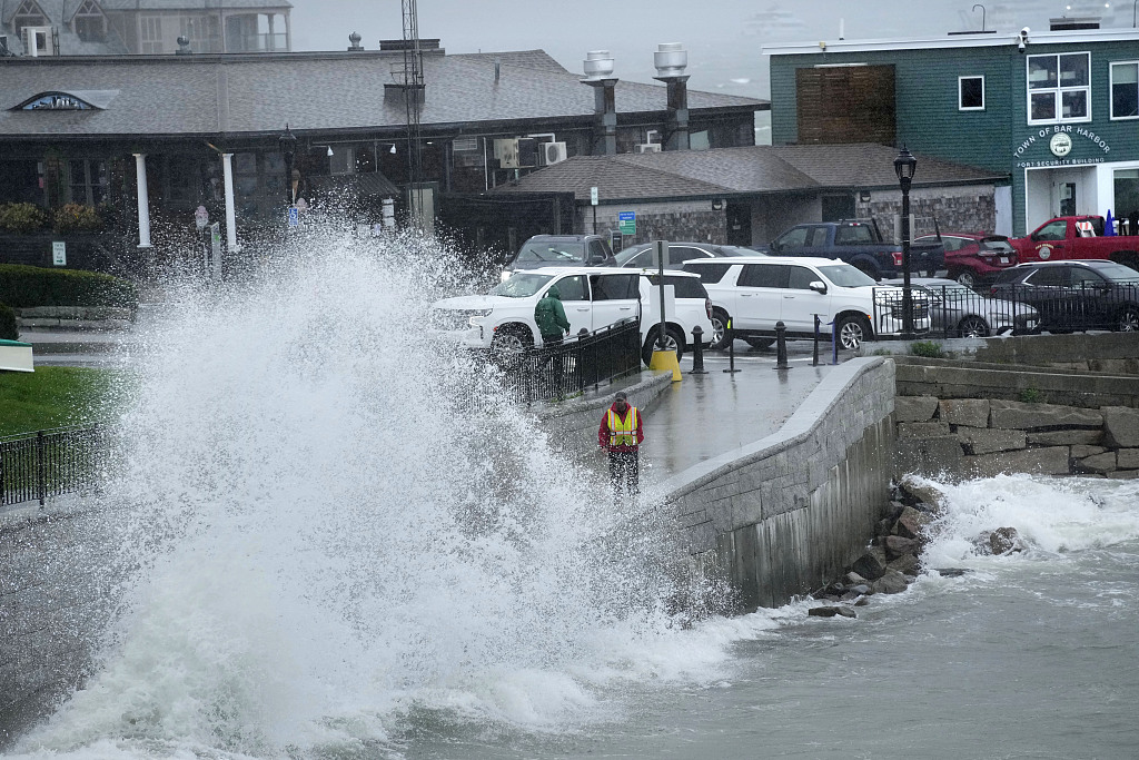 A city worker views a wave crashing along a walkway in Bar Harbor, Maine, U.S., September 16, 2023. /CFP