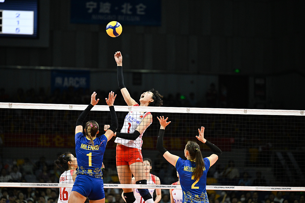 Yuan Xinyue (C) of China in action during the Paris Olympic women's volleyball qualifiers between China and Ukraine in Ningbo, China, September 16, 2023. /CFP