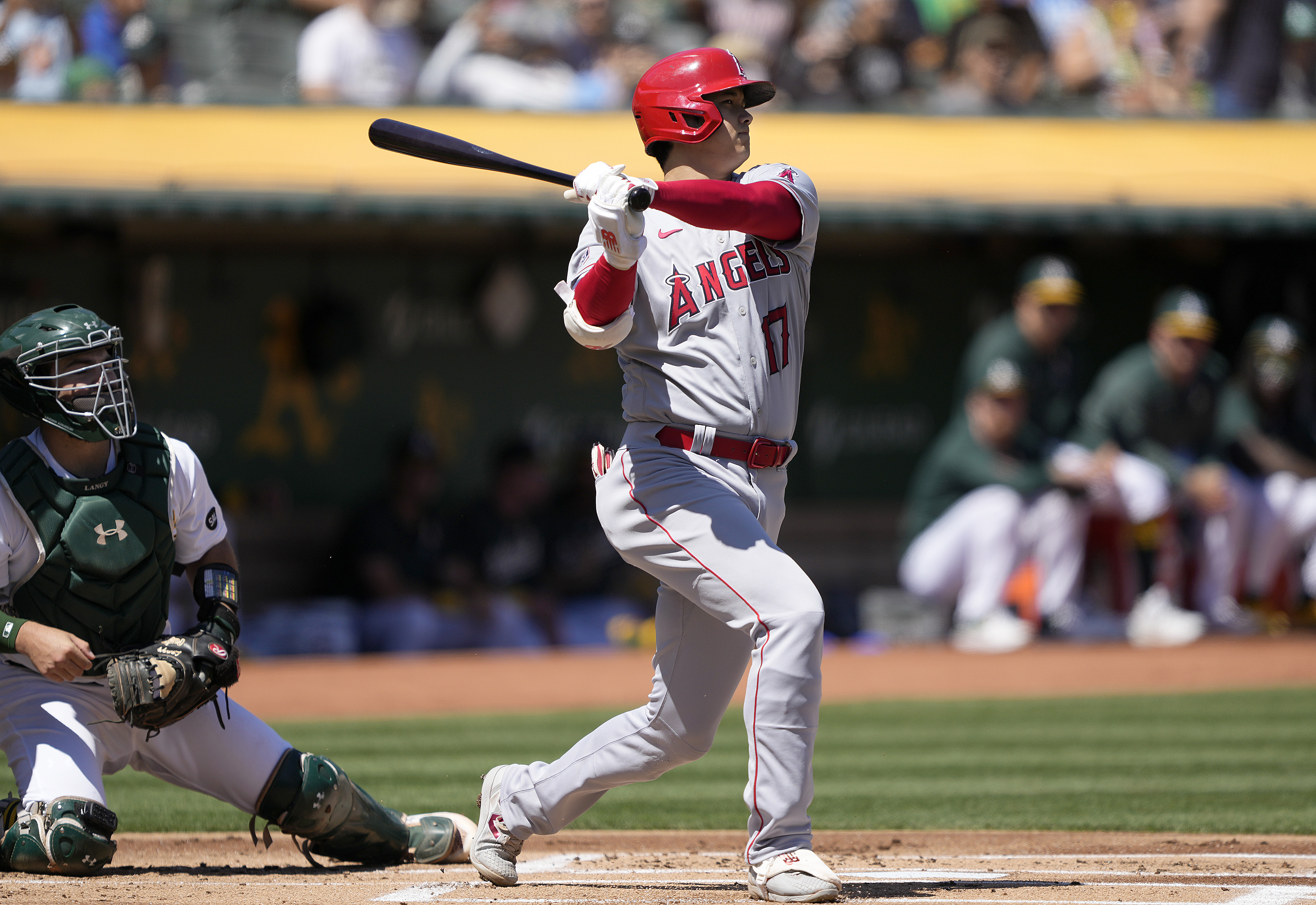 Shohei Ohtani (R) of the Los Angeles Angels hits during the first inning in the game against the Oakland Athletics at RingCentral Coliseum in Oakland, California, September 3, 2023. /CFP 