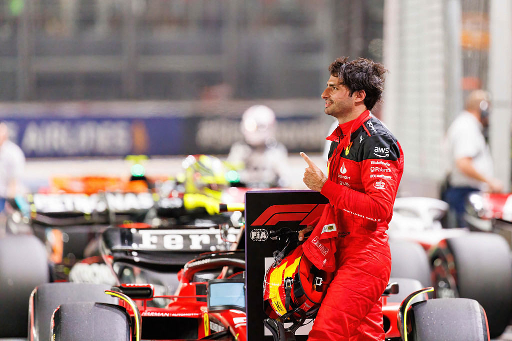 Carlos Sainz of Ferrari celebrates after taking pole position ahead of the F1 Grand Prix of Singapore at the Marina Bay Street Circuit in Singapore, September 16, 2023. /CFP