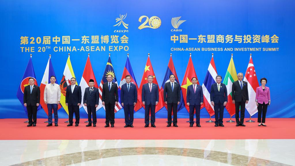 Chinese Premier Li Qiang poses for a group photo with guests before the opening ceremony of the 20th China-ASEAN Expo and the 20th China-ASEAN Business and Investment Summit in Nanning, the capital of south China's Guangxi Zhuang Autonomous Region, September 17, 2023. /Xinhua