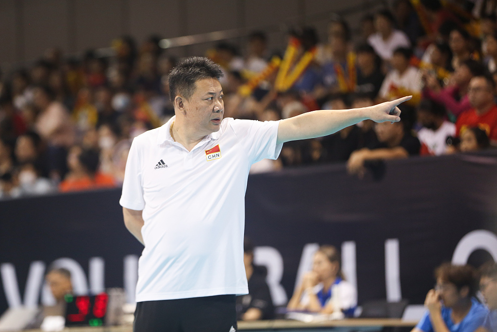 China coach Cai Bin gestures during their Paris Olympic women's volleyball qualifier against Mexico in Ningbo, China, September 17, 2023. /CFP