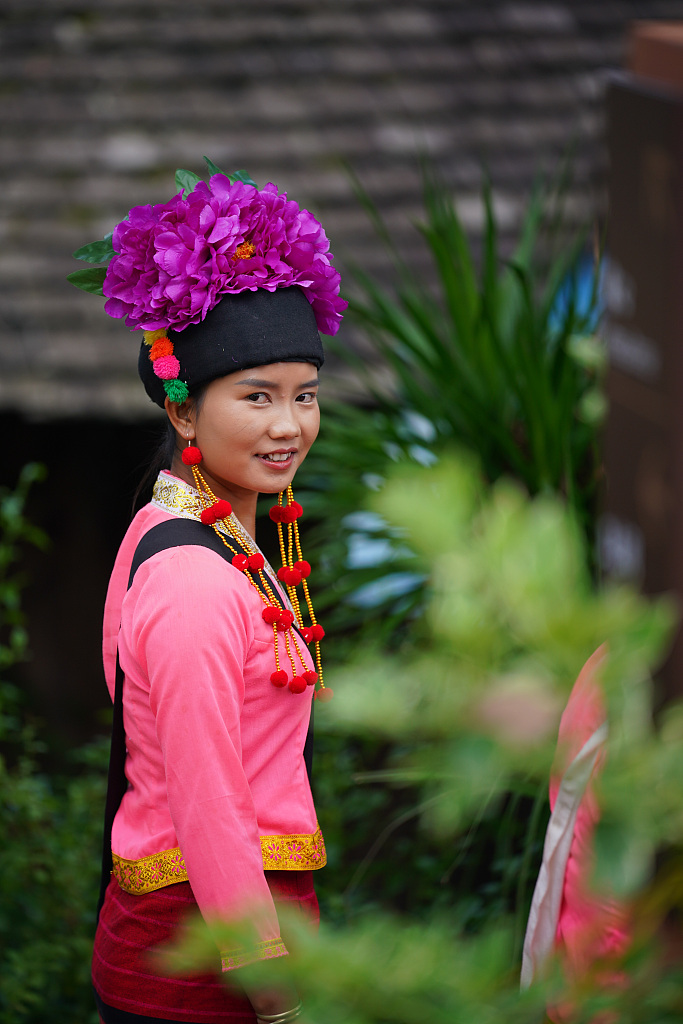 A member of the Blang ethnic group wearing traditional costumes is photographed at Wengji Village on Jingmai Mountain in Lancang Lahu Autonomous County, southwest China's Yunnan Province, September 16, 2023. /CFP