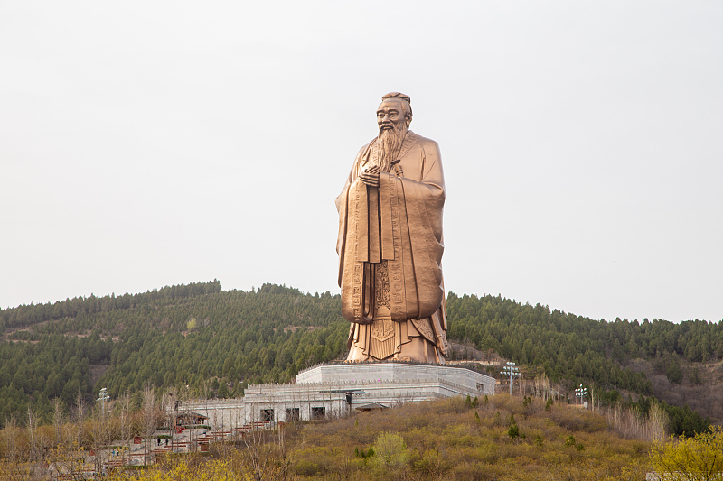 The statue of Chinese philosopher Confucius stands over the Nishan sacred land in Qufu City, Shandong Province. /CFP
