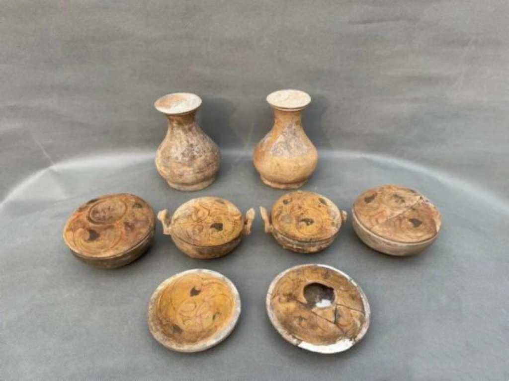 A photo shows some pottery items unearthed in Xiangfen County, Shanxi Province, China. /Photo provided by Shanxi Provincial Institute of Archaeology