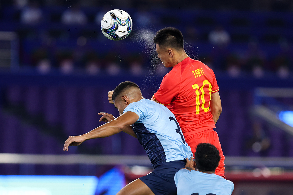 Tan Long (#10) of China shoots a header in the men's football game against India in the Asian Games in Hangzhou, east China's Zhejiang Province, September 19, 2023. /CFP 