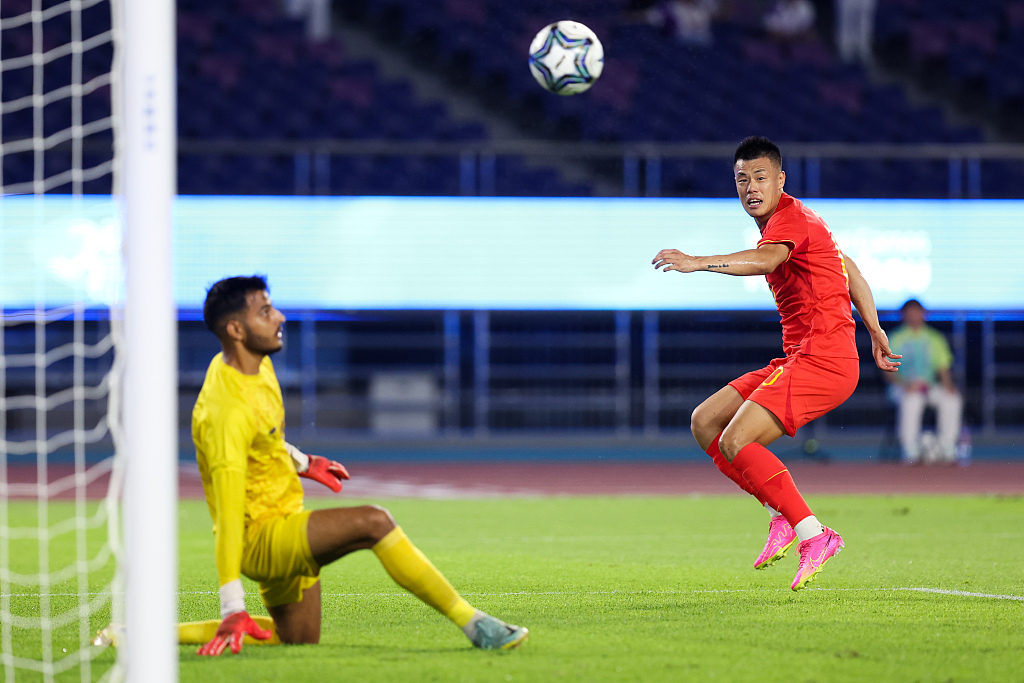 Tan Long (R) of China shoots a header in the men's football game against India in the Asian Games in Hangzhou, east China's Zhejiang Province, September 19, 2023. /CFP 
