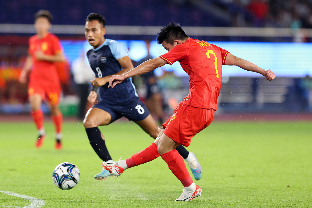 Tao Qianglong (#7) of China shoots in the men's football game against India in the Asian Games in Hangzhou, east China's Zhejiang Province, September 19, 2023. /CFP