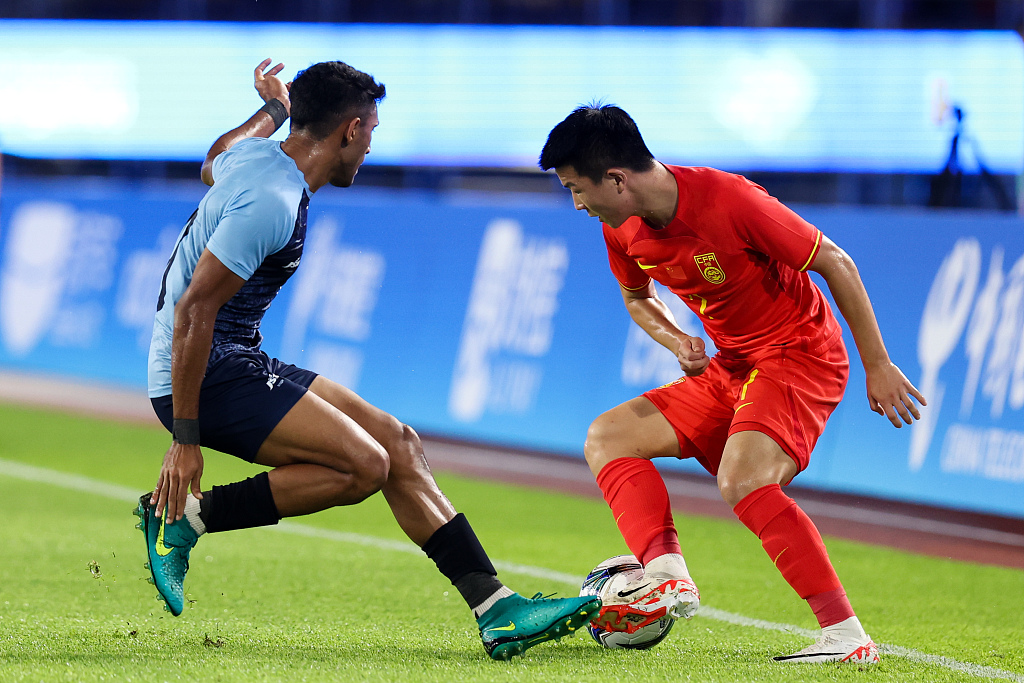 Tao Qianglong (R) of China competes in the men's football game against India in the Asian Games in Hangzhou, east China's Zhejiang Province, September 19, 2023. /CFP