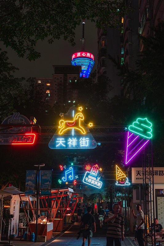 The revamped Wangping Street in Chengdu City, Sichuan Province attracts many visitors to explore. /CFP