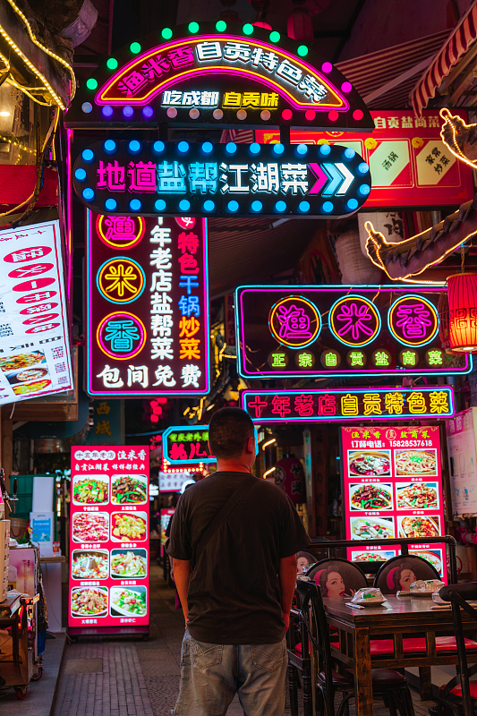 The revamped Wangping Street in Chengdu City, Sichuan Province attracts many visitors to explore. /CFP