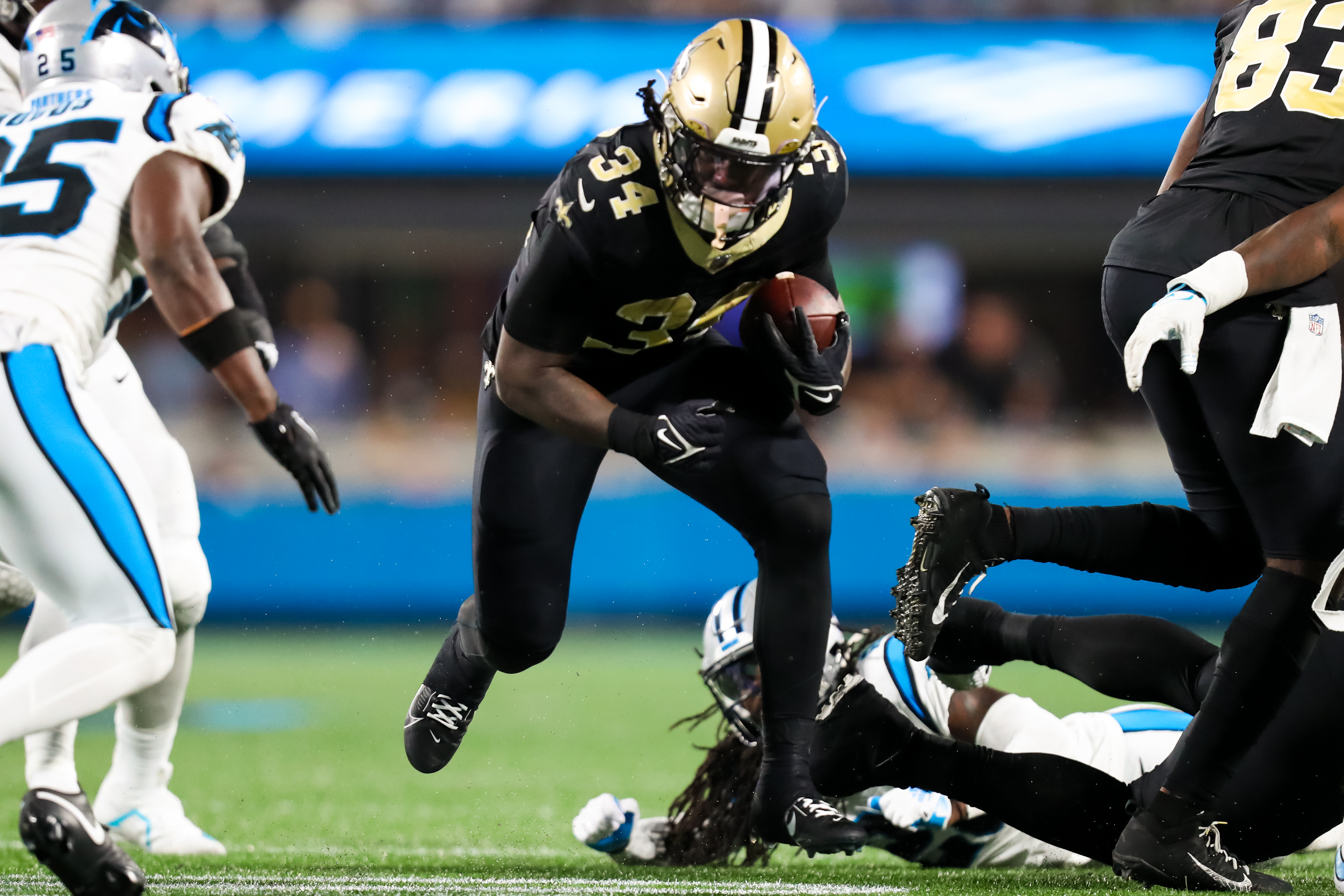 Running back Tony Jones Jr. (C) of the New Orleans Saints rushes in the game against the Carolina Panthers at Bank of America Stadium in Charlotte, North Carolina, September 18, 2023. /CFP