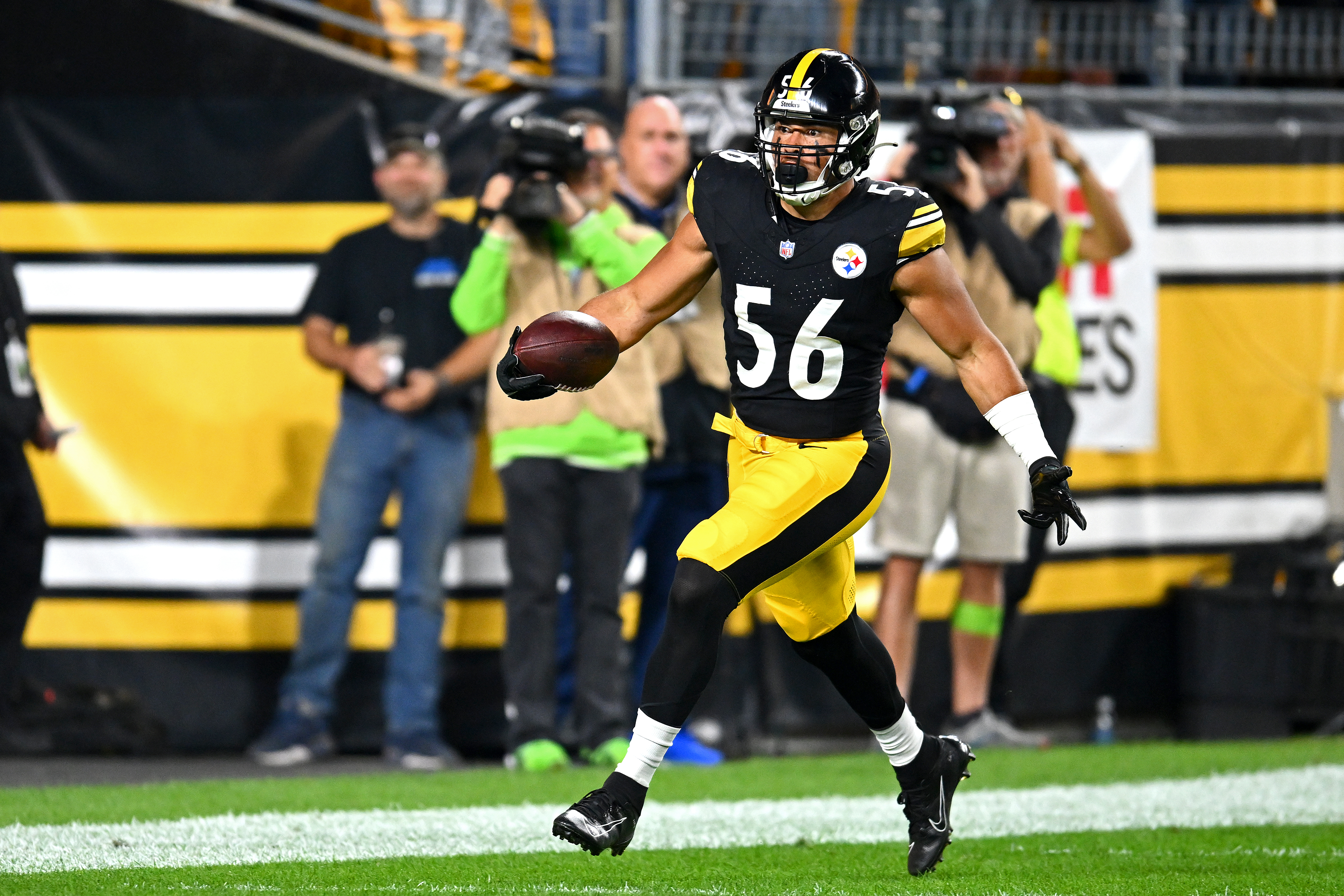 Outside linebacker Alex Highsmith of the Pittsburgh Steelers celebrates after scoring a return touchdown in the game against the Cleveland Browns at Acrisure Stadium in Pittsburgh, Pennsylvania, September 18, 2023. /CFP