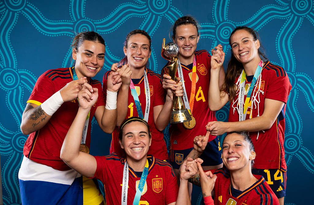 Players of Spain pose for a photo with the FIFA Women's World Cup trophy after the 1-0 win over England in the tournament's final at Stadium Australia in Sydney, Australia, August 20, 2023. /CFP