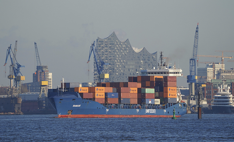 A small container ship leaves a container terminal in the port, Hamburg, Germany, January 3, 2023. /CFP