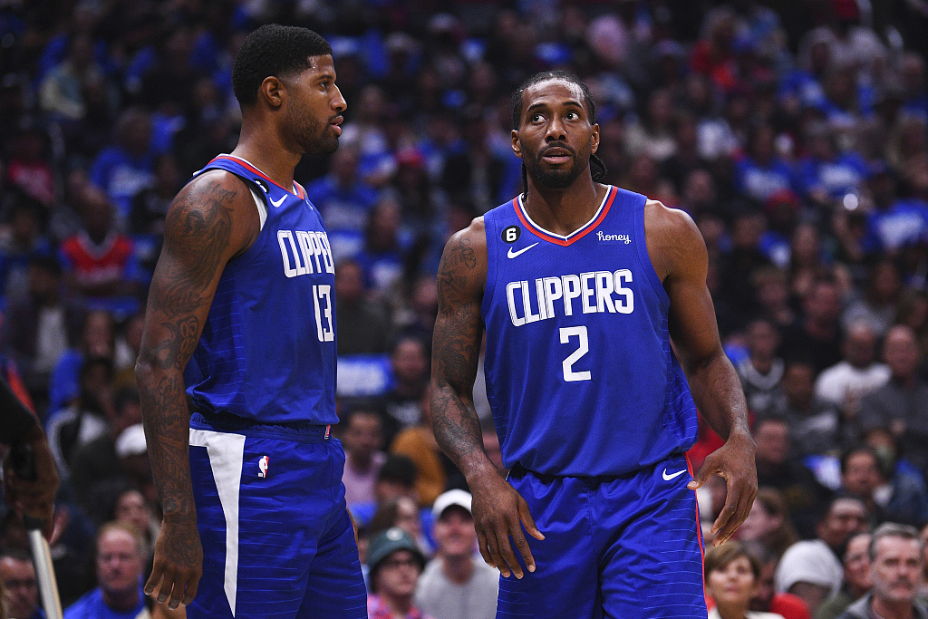 Kawhi Leonard (#2) and Paul George of the Los Angeles Clippers look on in the game against the Phoenix Suns at Crypto.com Arena in Los Angeles, California, October 23, 2022. /CFP