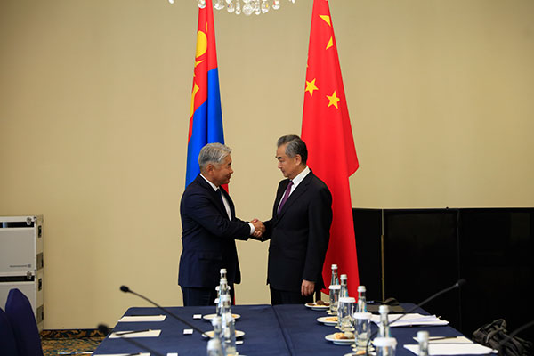Wang Yi (R), a member of the Political Bureau of the Communist Party of China Central Committee, meets with secretary of Mongolia's National Security Council Jadamba Enkhbayar in Moscow, Russia, September 19, 2023. /Chinese Foreign Ministry