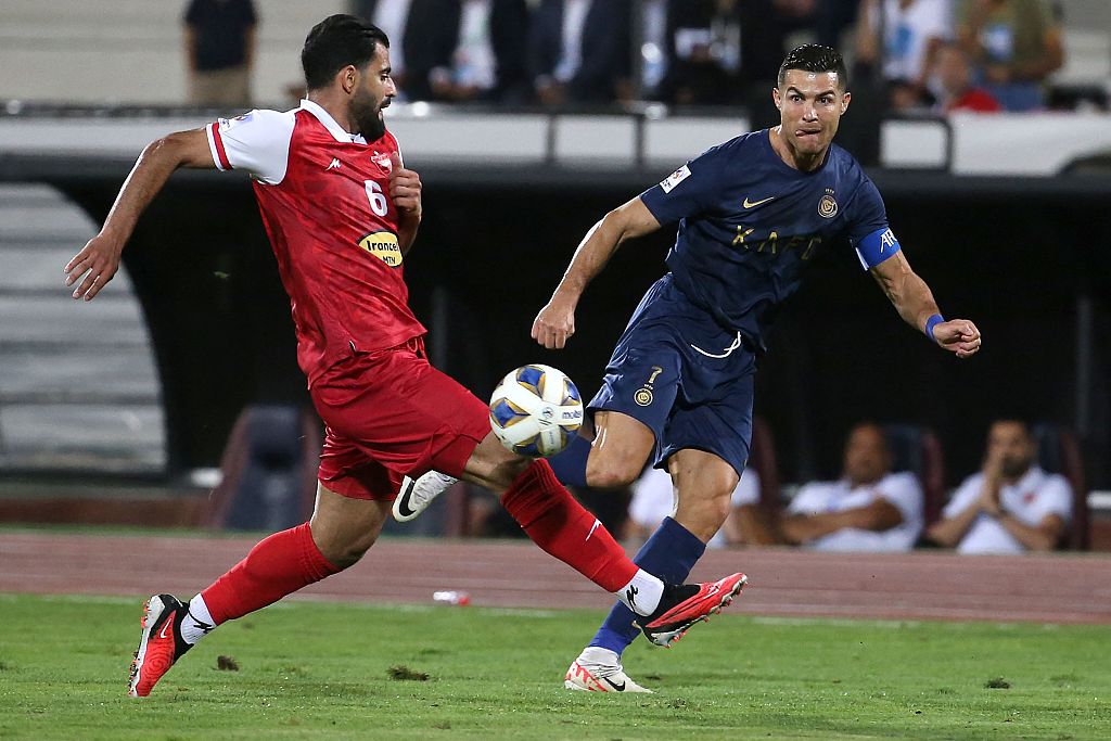 Al Nassr's Cristiano Ronaldo (R) vies for the ball during their Champions League clash with Persepolis at Azadi stadium in Tehran, Iran, September 19, 2023. /CFP