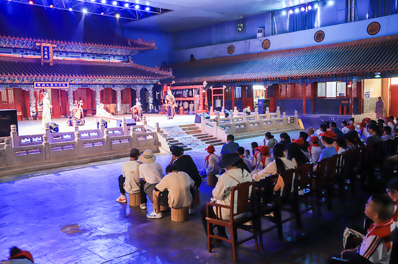 A file photo shows students watching a Confucius-themed show in Qufu City, Shandong Province. /CFP