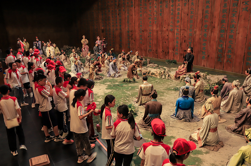 A file photo shows students visiting a Confucius-themed exhibition in Qufu City, Shandong Province. /CFP