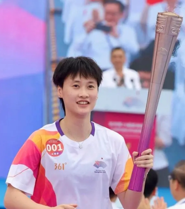 China's Olympic badminton champion Chen Yufei is the first of the 203 torchbearers during the torch relay for the Asian Games in Hangzhou, Zhejiang Province, China, September 20, 2023. /CFP