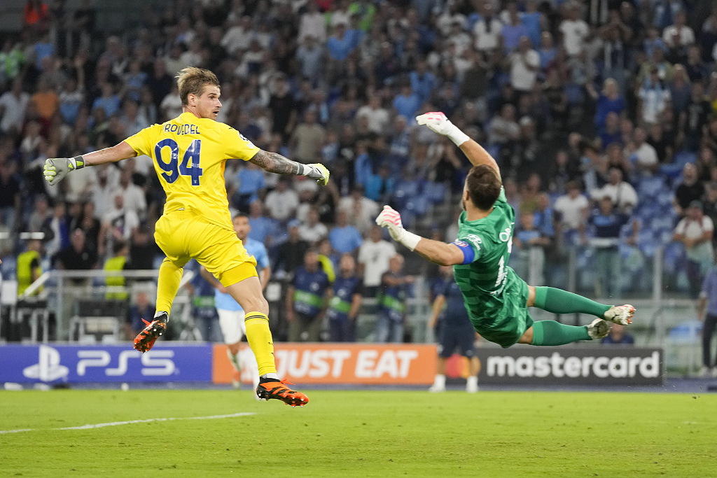 Ivan Provedel (L) of Lazio scores a header in the UEFA Champions League group game against Atletico Madrid at the Stadio Olimpico in Rome, Italy, September 19, 2023. /CFP