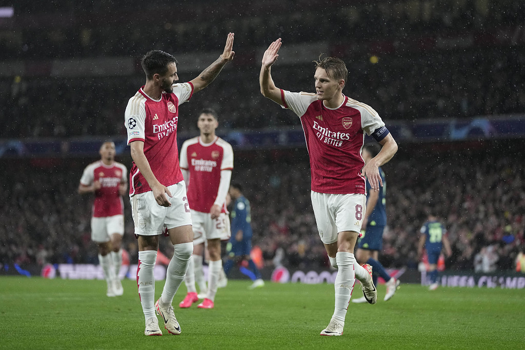 Martin Odegaard (R) of Arsenal celebrates after scoring a goal against PSV Eindhoven during their Champions League Group B match at the Emirates Stadium in London, England, September 20, 2023. /CFP